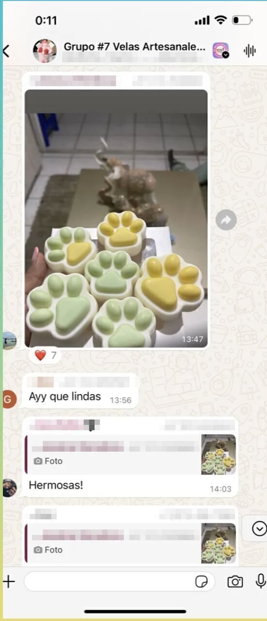 Chat del grupo de alumnas: foto de jabones en forma de huellita con comentarios de otras alumnas