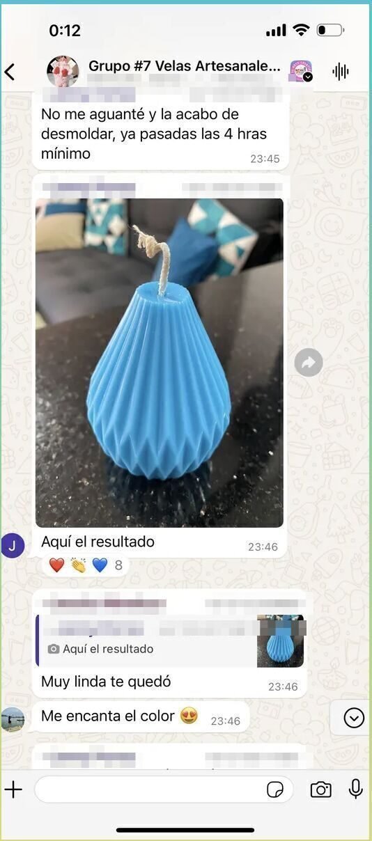 Chat del grupo de alumnas: foto de una vela azul con textura y comentarios de otras alumnas